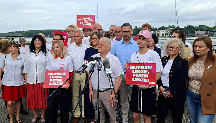 Polityka na olsztyńskiej plaży. Lewica w letniej trasie promuje swoje sukcesy Polityka na olsztyńskiej plaży. Lewica w letniej trasie promuje swoje sukcesy